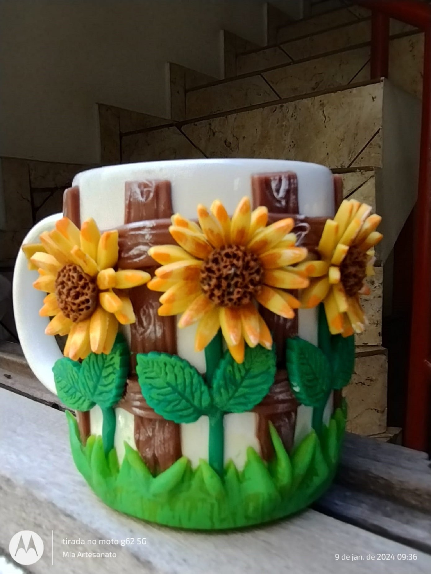Caneca Decorada com Aplique de Biscuit